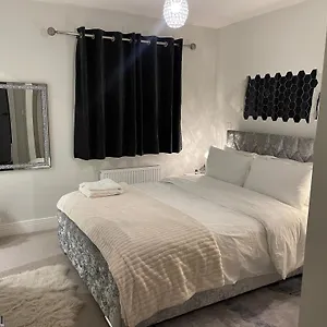  Homestay En-suite Bedroom In A Family Near Gatwick Airport And Horley Station United Kingdom
